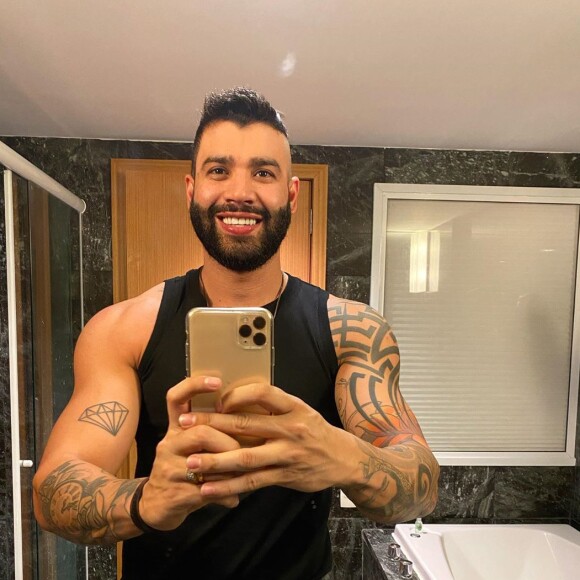 Barco de Gusttavo Lima possui 35 metros de comprimento, com capacidade para abrigar 12 passageiros