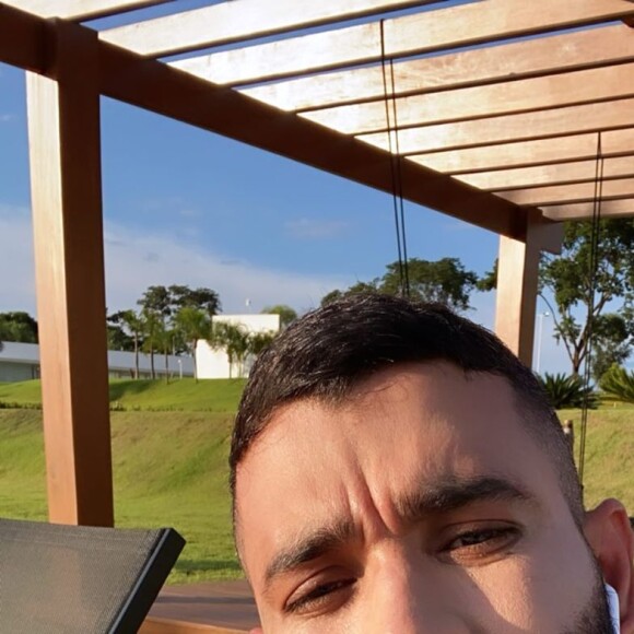 Gusttavo Lima exibe o físico musculoso em fotos nas redes sociais