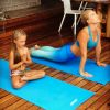 Angélica faz ioga com a filha, Eva