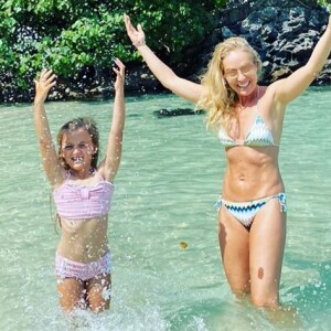 Angélica posta foto curtindo praia paradisíaca com a filha, Eva