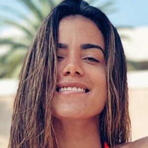 Live de Anitta tem 'festa' no chuveiro, mergulho na piscina e dança com namorado