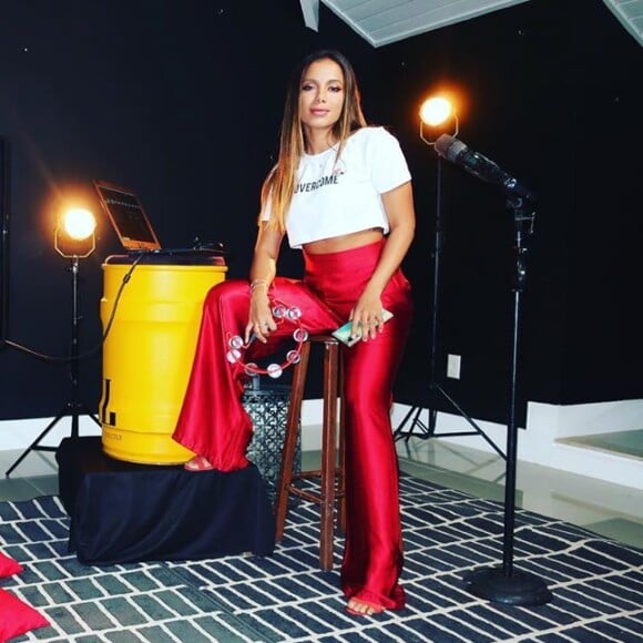 Anitta faz live em casa e mostra diversos lugares