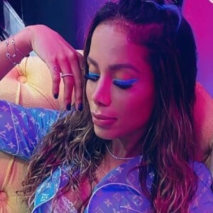 Anitta se diverte em live com amigos e namorado