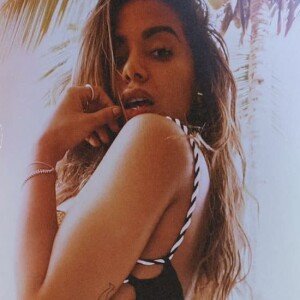 Anitta sensualiza em live no banheiro