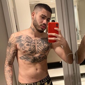 Kevinho admite truque para impressionar em fotos de cueca: 'Não se enganem'