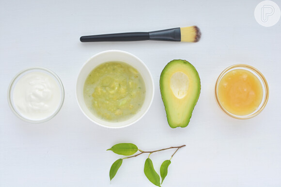 Você pode preparar uma máscara facial em casa: misture meio abacate maduro com um pote de iogurte natural e uma colher de sopa de mel. Aplique no rosto e deixe agir por 20 minutos