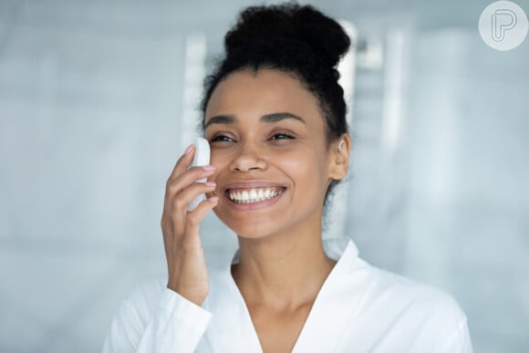 Cuidados com a pele: faça uma esfoliação suave ou utilize uma escova facial de limpeza