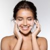 Cuidados com a pele: lava o rosto com um sabonete específico para o seu tipo de pele
