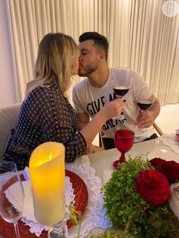 Marília Mendonça dá beijo em Murilo Huff em jantar do Dia dos Namorados