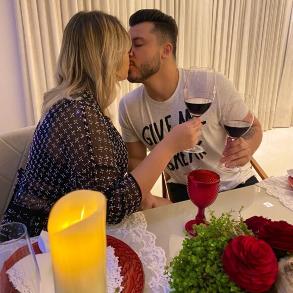 Marília Mendonça dá beijo em Murilo Huff em jantar do Dia dos Namorados