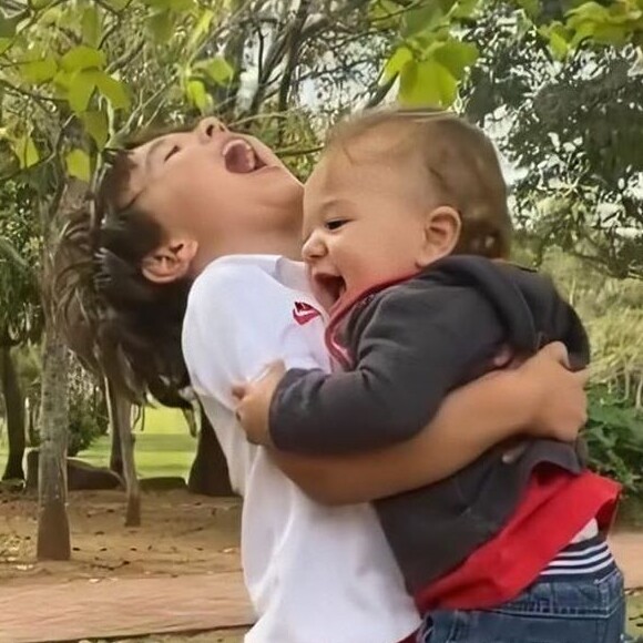 Filho de Patricia Abravanel, Senor, de 1 ano, deu os primeiros passos, encantou a mãe e ganhou apoio do irmão, Pedro: 'Tomou coragem'