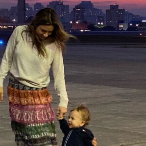 Filho mais novo de Patricia Abravanel, Senor já dá seus primeiros passos, agora sozinho
