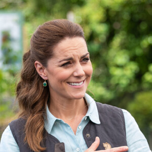Kate Middleton visitou um jardim para incentivar a retomada do comércio na Inglaterra