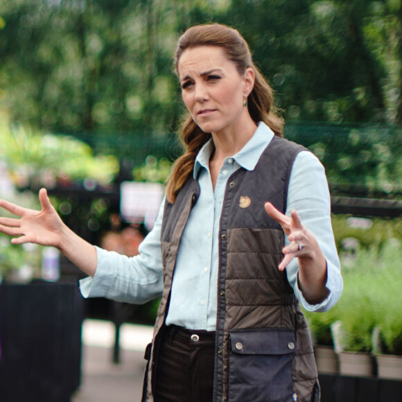 Kate Middleton alia jeans e tênis verde em 1º evento pós-quarentena nesta sexta-feira, dia 19 de junho de 2020