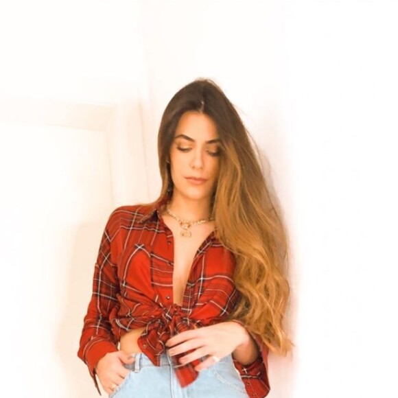 Jade Magalhães usa camisa xadrez, mom jeans e bota em look para live