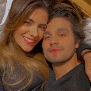 Luan Santana e Jade Magalhães estão morando juntos durante a quarentena