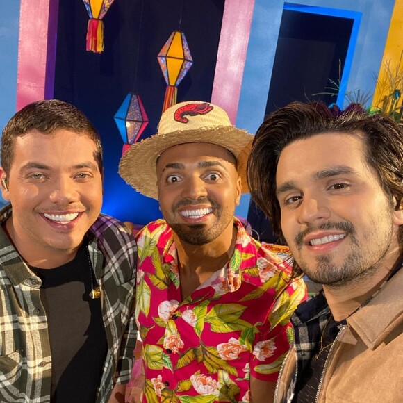Luan Santana se apresentou em live ao lado de Wesley Safadão e Tirulipa