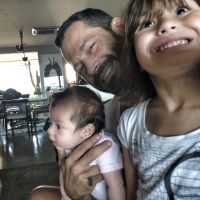 Malvino Salvador junta as duas filhas, Ayra e Sofia, em foto: 'Bagunça'