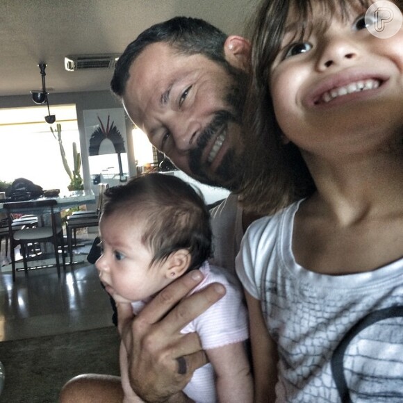 Malvino Salvador publicou em seu Instagram uma foto com as duas filhas, Ayra e Sofia: 'Hora da bagunça'
