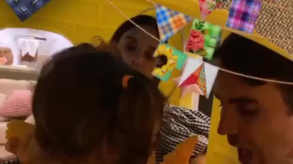 Ivete Sangalo e Daniel Cady brincam de casinha com filhas gêmeas durante arraiá