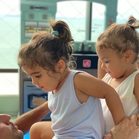 Ivete Sangalo brinca de casinha com Daniel Cady e filhas gêmeas em festa junina