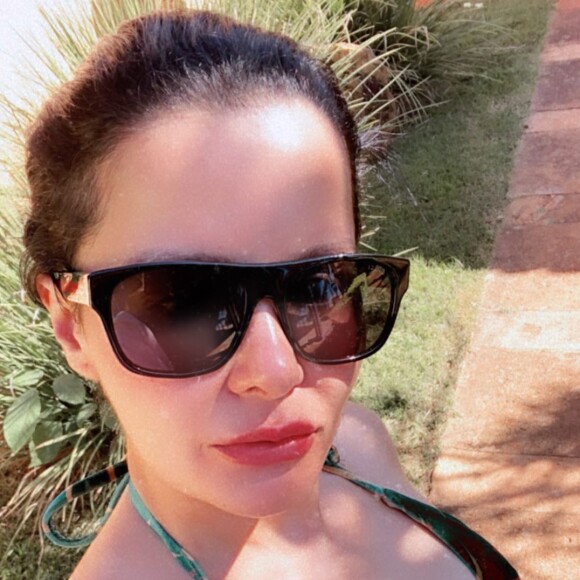 Maraisa deixa corpo à mostra em maiô