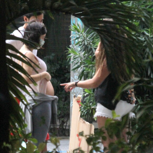 Sthefany Brito é flagrada exibindo barriga de gravidez