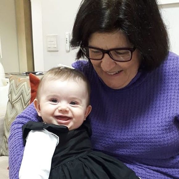 Thaeme tem apoio da sogra, Teresa, para cuidar da filha