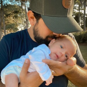 O sertanejo Sorocaba filmou o filho, Theo, em seu colo e destacou a beleza dele