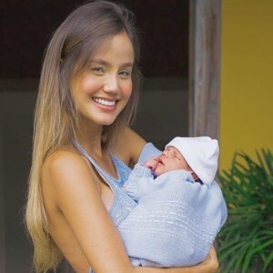 Biah Rodrigues flagra momento curioso com filho, Theo, de 1 mês. Confira vídeo postado pela modelo nesta sexta-feira, dia 03 de julho de 2020
