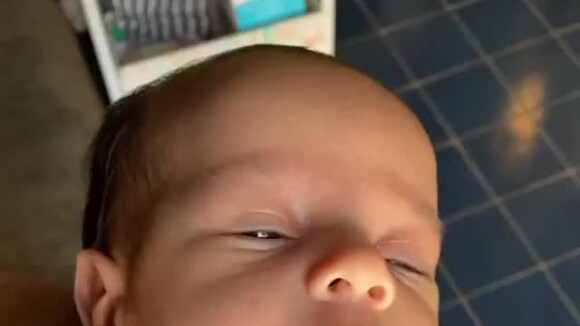 Vídeo: Sorocaba se encanta com a beleza do filho, Theo, de 1 mês