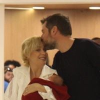 Beleza natural de Luiza Possi encanta web em foto com filho e marido: 'Lindos'