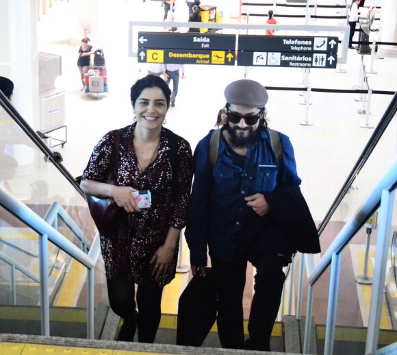 Letícia Sabatella e Fernando Alves Pinto estavam sorridentes enquanto se encaminhavam ao embarque do aeroporto Santoa Dumont