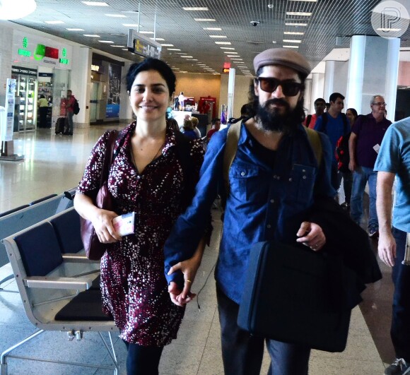 Letícia Sabatella e o marido, Fernando Alves Pinto, andaram de mãos dadas pelo aeroporto Santos Dumont, no Rio