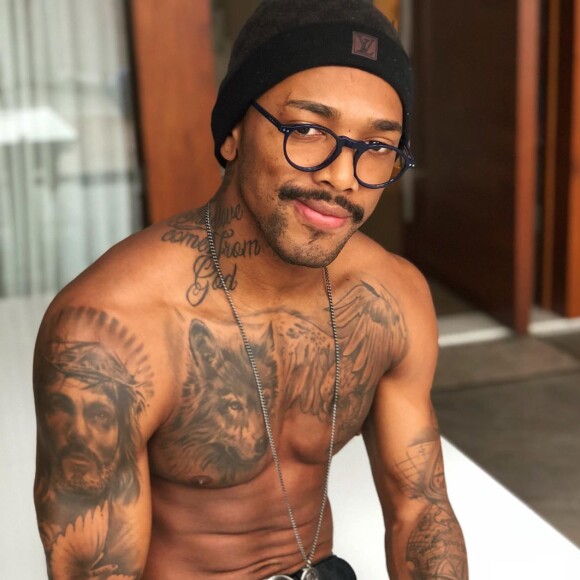 Nego do Borel ficou com ferimentos leves após sofrer acidente de moto