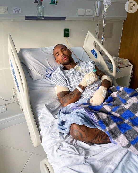 Nego do Borel compartilhou foto em hospital um pouco antes de ter alta médica. Funkeiro sofreu acidente de moto