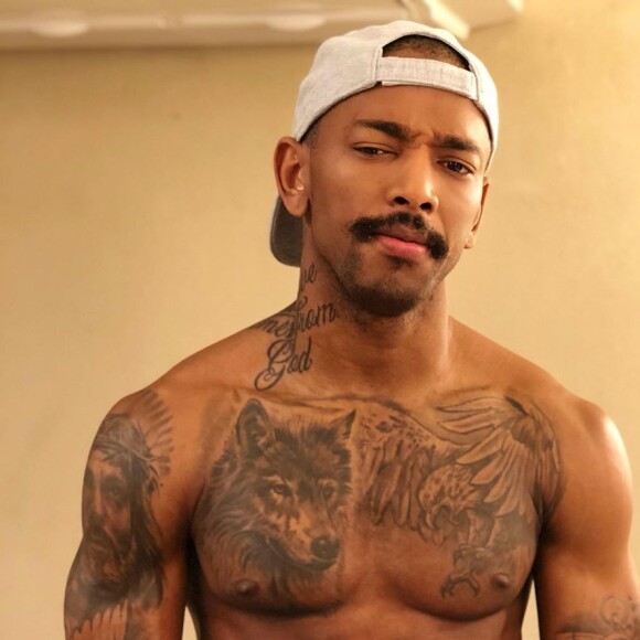 Nego do Borel aconselhou os seguidores a dirigirem as motos com cuidado