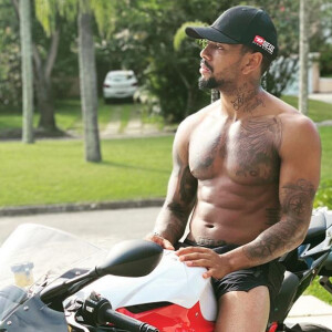 Nego do Borel decide sortear suas motos após acidente. Confira vídeo postado por cantor nesta quarta-feira, dia 08 de julho de 2020