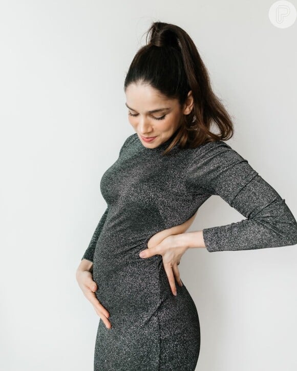 Sabrina Petraglia destaca barriga de gravidez em look
