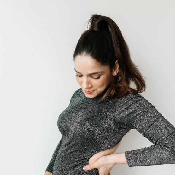 Sabrina Petraglia destaca barriga de gravidez em look