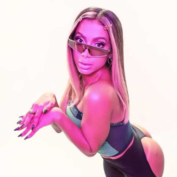 Anitta deixou tatuagem no bumbum à mostra em fotos para revista