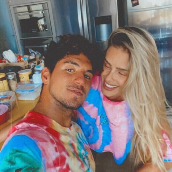 Yasmin Brunet e Gabriel Medina adotaram duas cadelinhas filhotes