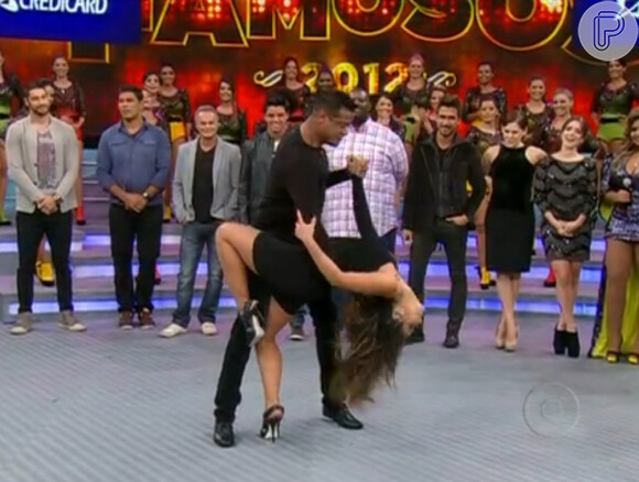 Carol Nakamura é pega de surpresa por Faustão para fazer passos de tango e escolhe o dançarino Marcelo Chocolate para o desafio