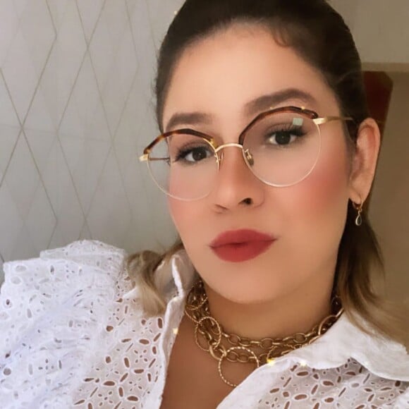 Marília Mendonça exibe look em foto no closet