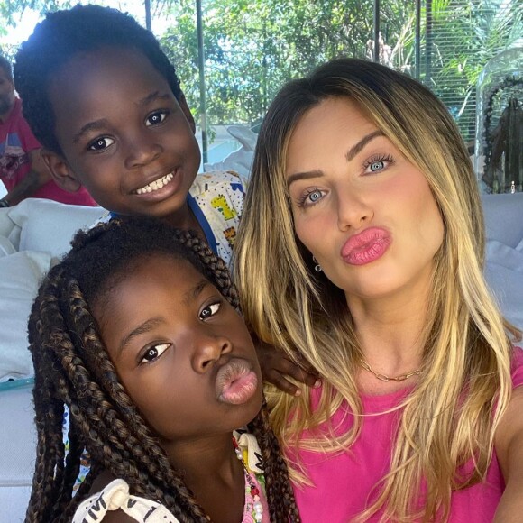 Giovanna Ewbank já é mãe de Títi, de 7 anos, e Bless, de 5