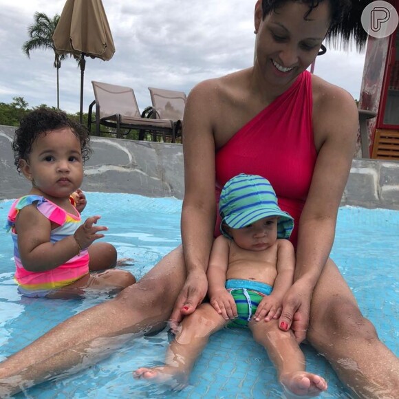 Mulher de Erick Jacquin, Rosângela curte piscina com filhos gêmeos