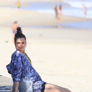 Camila Queiroz protagonizou ensaio na praia de Ipanema, zona Sul do Rio de Janeiro