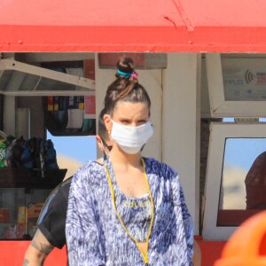 Camila Queiroz não dispensou a máscara nos bastidores das fotos