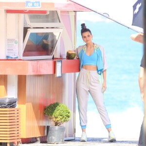 Camila Queiroz posa para fotos em quiosque na praia de Ipanema