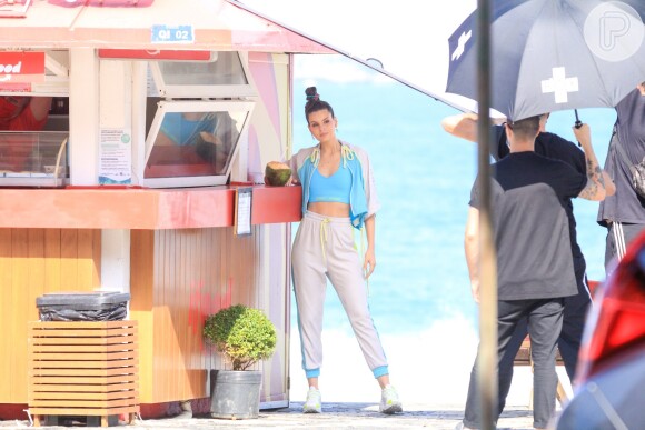 Camila Queiroz posa para fotos em quiosque na praia de Ipanema